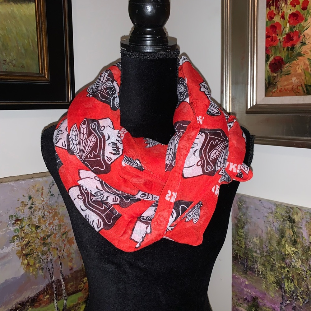🌹 CHICAGO BLACKHAWK red infinity scarf like new condition
